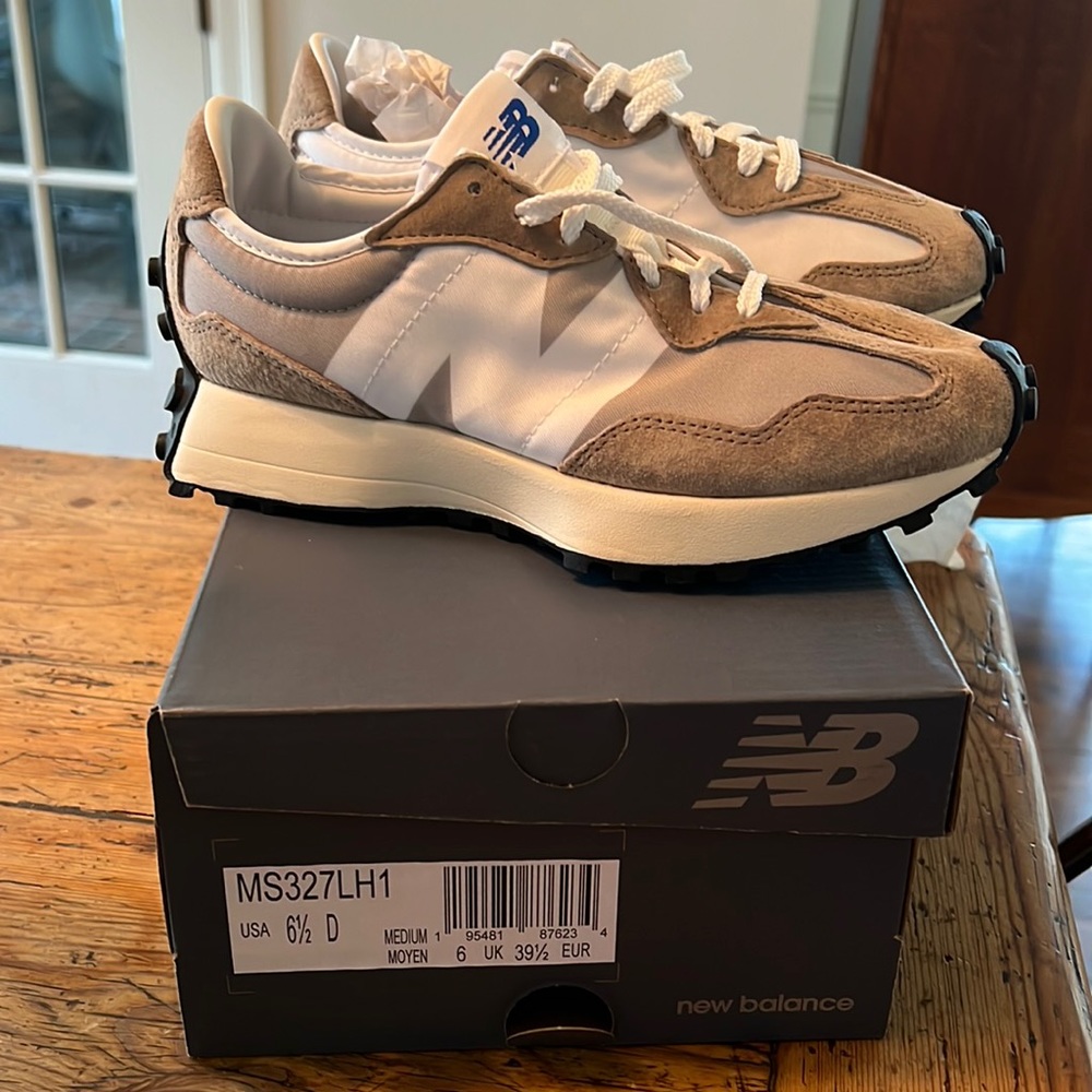 New Balance 327 unisex men’s size 6.5.